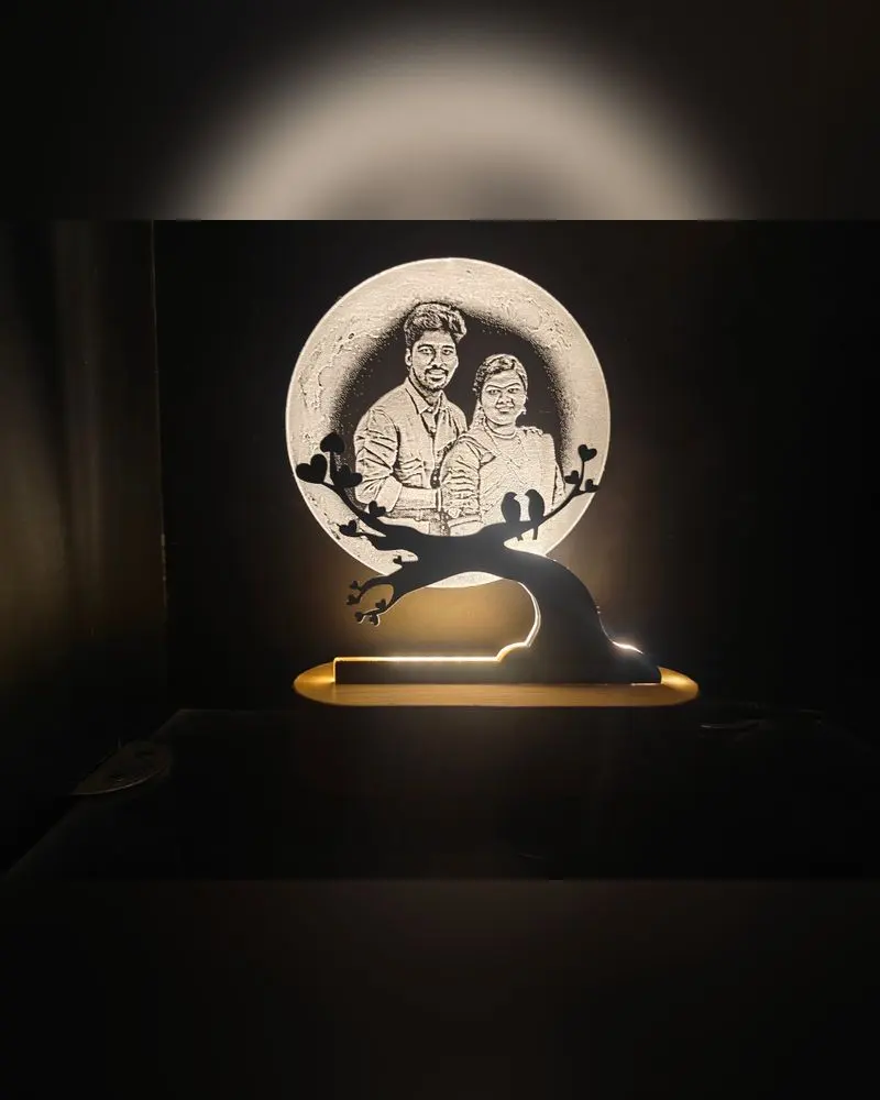Round acrylic LED lamp with an engraved couple portrait