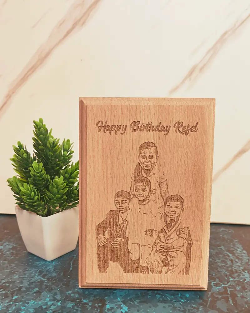 Rectangular wooden plaque with an engraved family portrait